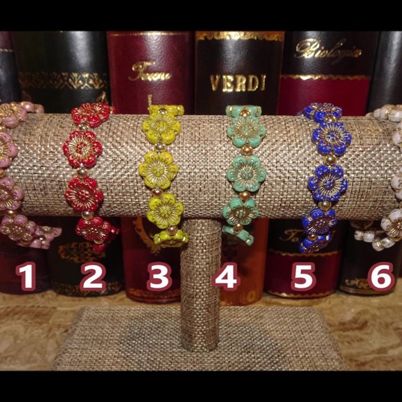 Handmade stretch bracelet with Czech anemone windflower design in six colors - Picture 14 of 14